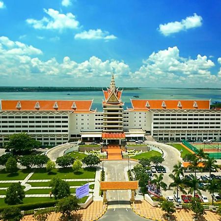 Hotel Cambodiana Пномпень Экстерьер фото