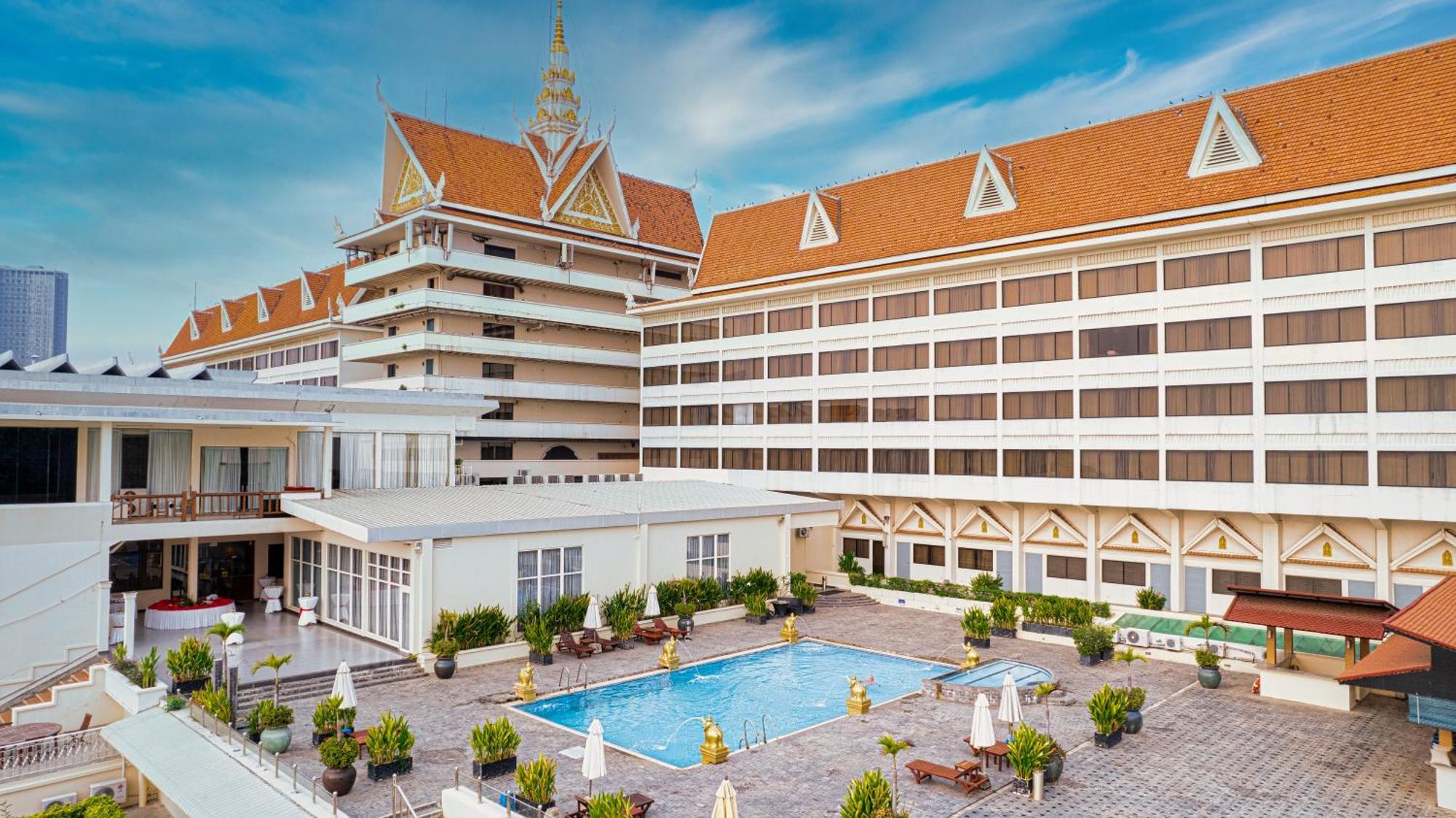 Hotel Cambodiana Пномпень Экстерьер фото