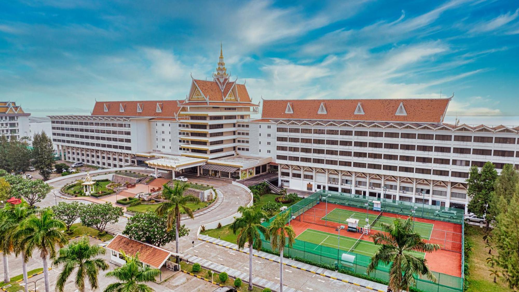 Hotel Cambodiana Пномпень Экстерьер фото